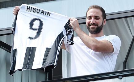 Higuaín causa revuelo en su llegada a Turín