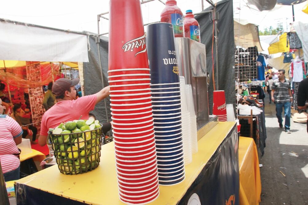 Entre las bebidas más comunes están las gomichelas, frutichelas, micheladas y vampiros, que oscilan entre los 50 y 100 pesos en mercados sobre ruedas. (ARCHIVO EL UNIVERSAL)