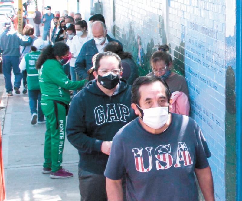 El tiempo de espera y las largas filas se mantuvieron en la capital, durante el segundo segundo día de vacunación contra el virus. Foto: CUARTOSCURO