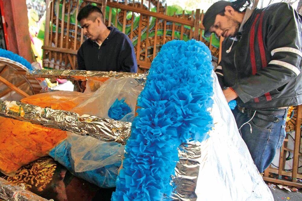 Mario Arturo Aguilar Gutiérrez, elaborando una portada para la celebración (JUAN CARLOS REYES. EL UNIVERSAL)