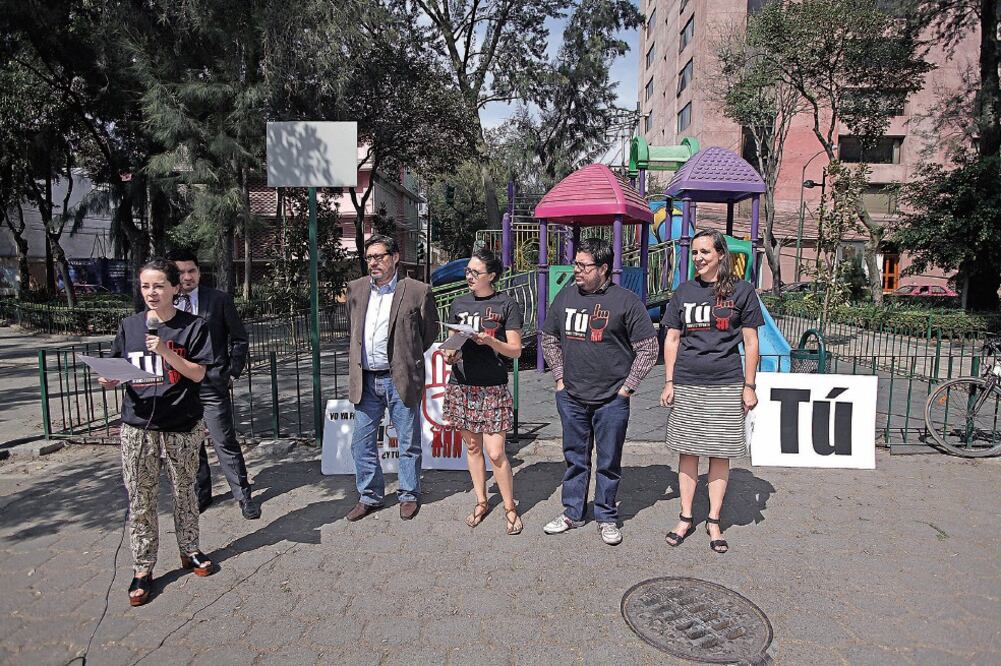 Integrantes del colectivo #TuConstituyente dicen que para los candidatos independientes es una tarea difícil recolectar las firmas solicitadas por el INE para registrarse en el proceso para la Asamblea Constituyente (ALEJANDRO ACOSTA. EL UNIVERSAL)