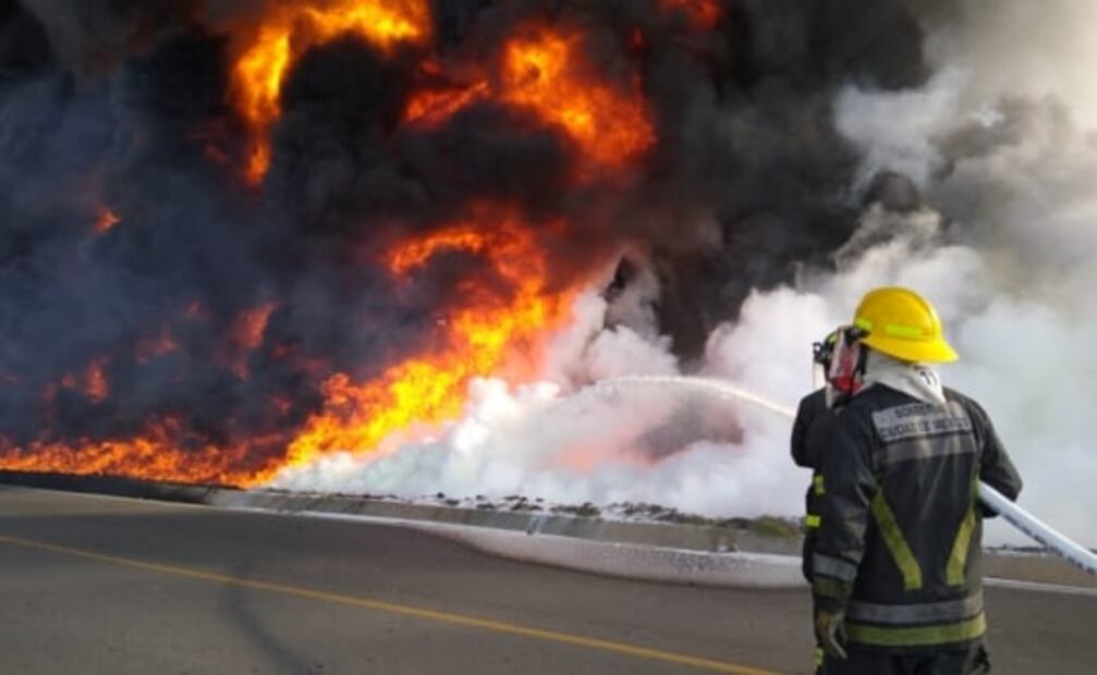 Evacuan a 200 personas por incendio en poliducto de Pemex en Hidalgo