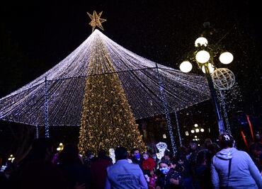 Encienden más de un millón de luces para Navidad 2020 en el Zócalo de Puebla