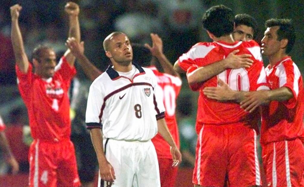 El estadounidense Earnie Stewart quedó perplejo ante la victoria iraní sobre su equipo. Tras este encuentro, Irán obtuvo sus únicos 3 puntos y EU permaneció con 0; ambas escuadras quedaron fuera del mundial. Foto: Agencias/Tomada de Internet.
