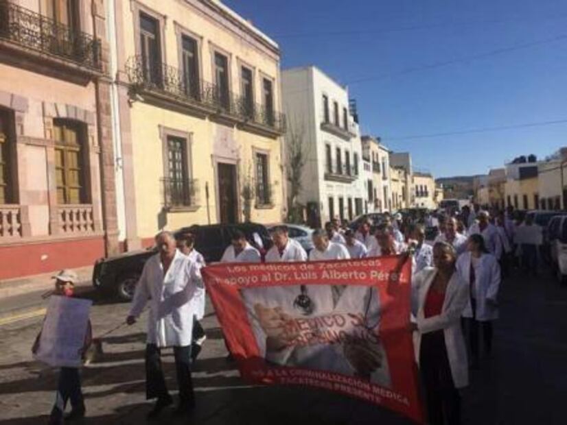 Se manifiestan en el país en apoyo a traumatólogo pediatra detenido en Oaxaca