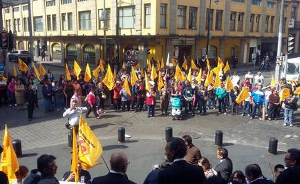 Manifestantes complican vialidad en el centro