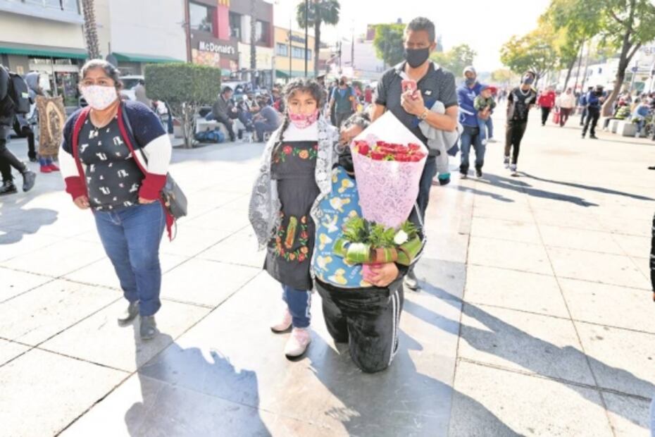 Caminan kilómetros para expresar su fe