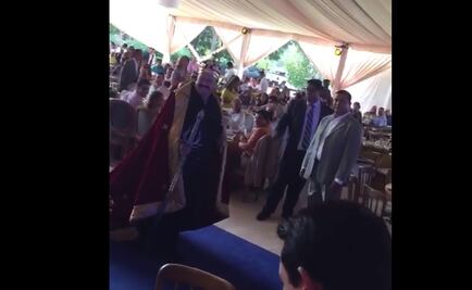 Empresario y simpatizante de Morena celebra cumpleaños vestido de rey