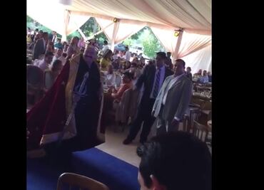 Empresario y simpatizante de Morena celebra cumpleaños vestido de rey