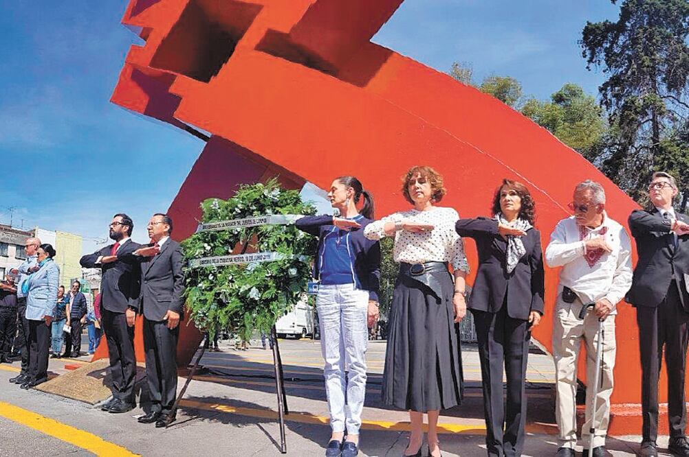 La jefa de Gobierno, Claudia Sheinbaum, durante el evento por el 48 aniversario de la Matanza del Jueves de Corpus Christi afuera de la Normal de Maestros en la Ciudad. Foto/ TOMADA DE TWITTER