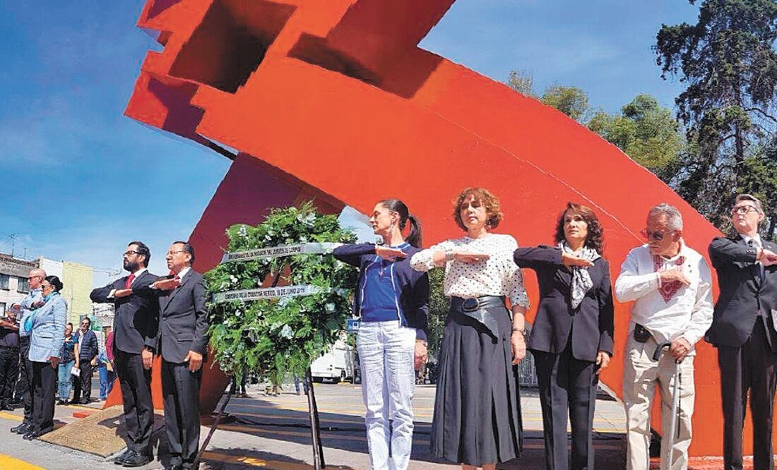 La jefa de Gobierno, Claudia Sheinbaum, durante el evento por el 48 aniversario de la Matanza del Jueves de Corpus Christi afuera de la Normal de Maestros en la Ciudad. Foto/ TOMADA DE TWITTER