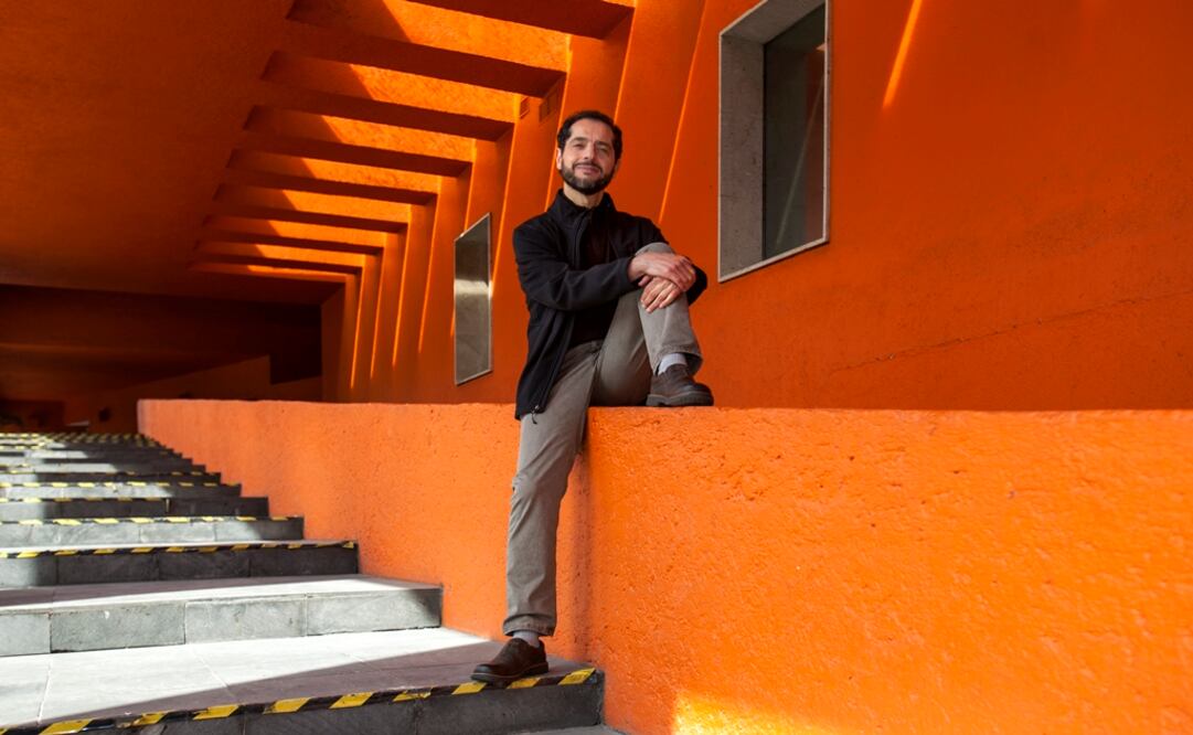 El director de escena Claudio Valdés Kuri ha marcado rutas para las nuevas generaciones y ha aportado nuevos conceptos para la creación teatral. Con la Compañía Teatro de Ciertos Habitantes y a través de sus obras se ha propuesto derribar los clichés sobre nuestro país. Foto: Camila Mata 