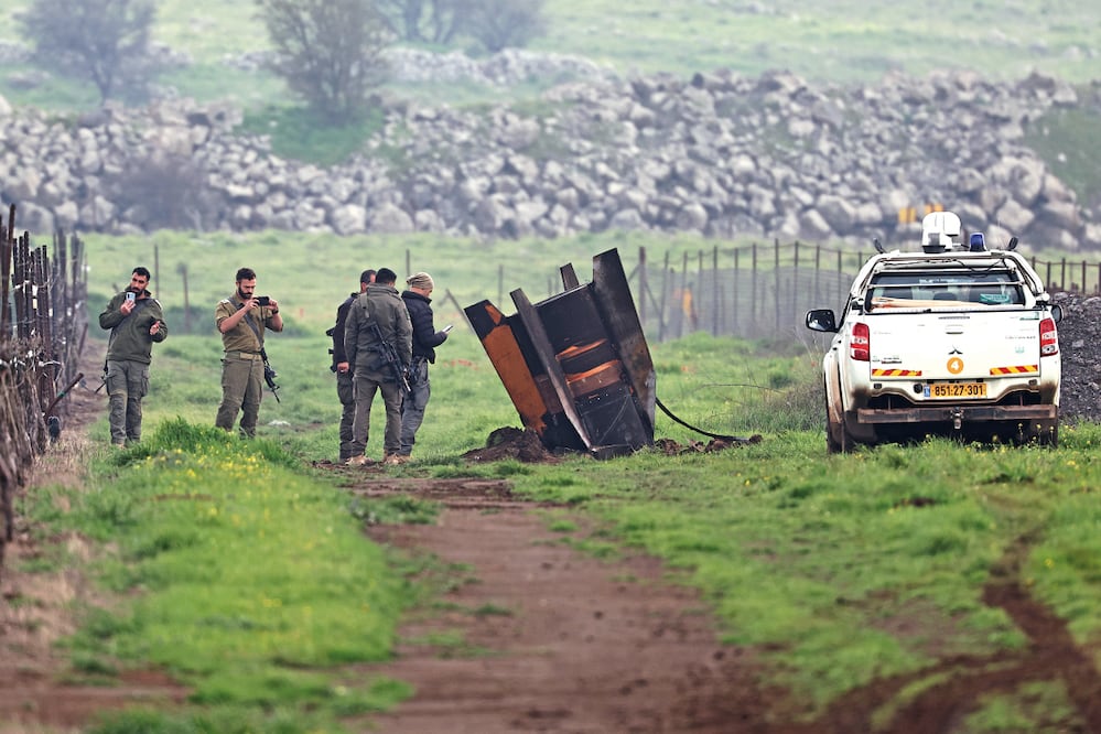 Soldados israelíes inspeccionan los restos de un misil balístico iraní que cayó en un campo abierto en un lugar no revelado en los Altos del Golán. Foto: Atef Safadi/ EFE