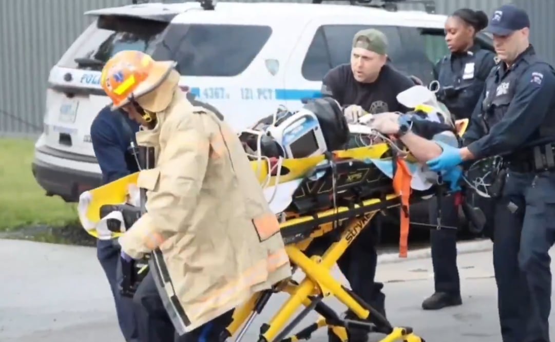 Bomberos trasladan en camilla a una persona lesionada tras la explosión en un astillero de Nueva York (22/05/2026). Foto: @daviddelapaz.