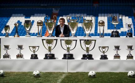 Casillas posa con los 19 trofeos conquistados con Madrid