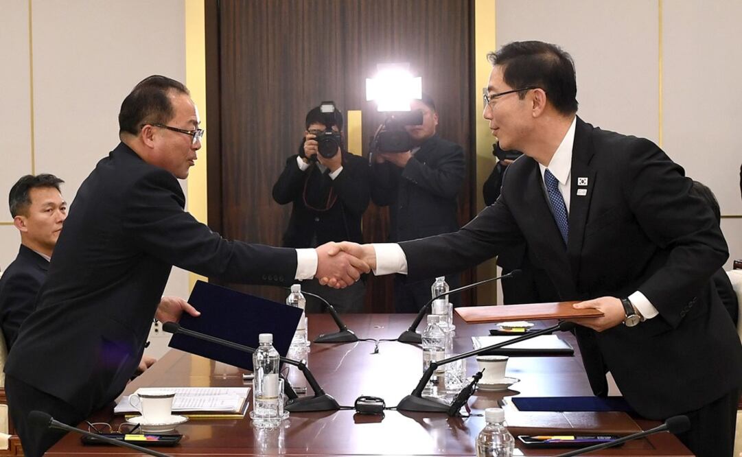 El delegado jefe de Corea del Norte, Jon Jong-su, quien saluda al delegado jefe de Corea del Sur y viceministro de unificación, Chun Hae-sung (Foto: EFE)