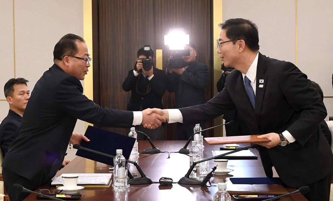 El delegado jefe de Corea del Norte, Jon Jong-su, quien saluda al delegado jefe de Corea del Sur y viceministro de unificación, Chun Hae-sung (Foto: EFE)