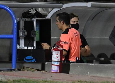 Árbitro de la Liga MX se hace cliente consentido del VAR y ni así le atina