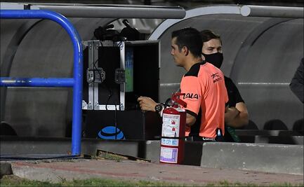 Árbitro de la Liga MX se hace cliente consentido del VAR y ni así le atina