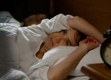 ¿Cuál el significado de despertarse en medio de la noche?; esto dice la IA