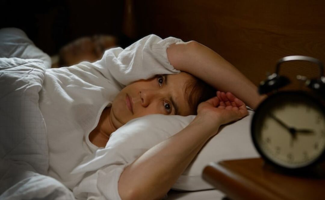 La inteligencia artificial sugiere revisar los hábitos de descanso y hacer cambios que favorezcan un sueño más reparador. Fuente: Freepik.