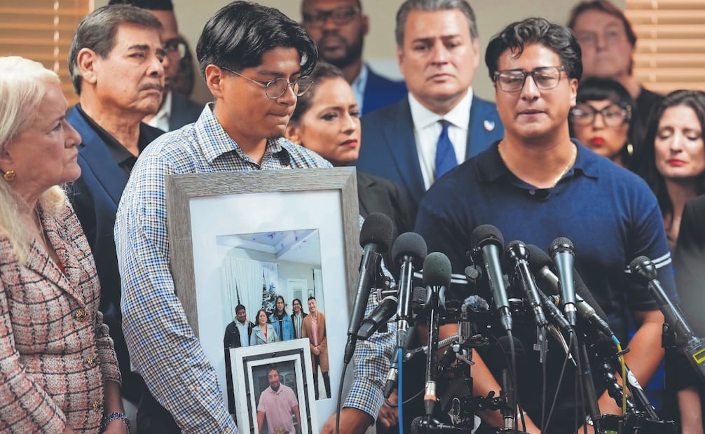 Ronaldo Salgado (der.), hijo de Lorenzo Salgado Araujo, con su hermano Lorenzo Jr., quien sostiene fotografías familiares, ayer en conferencia en Houston. Foto: David J. Phillip. AP