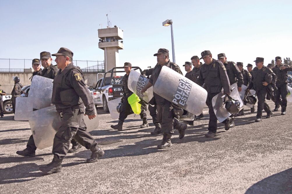Unos 200 policías estatales ingresaron al reclusorio Neza Bordo y más de 260 estuvieron en el exterior. Familiares de los reclusos relataron que cerca de 40 internos de La Fortaleza se atrincheraron (GUILLERMO PEREA. EL UNIVERSAL)