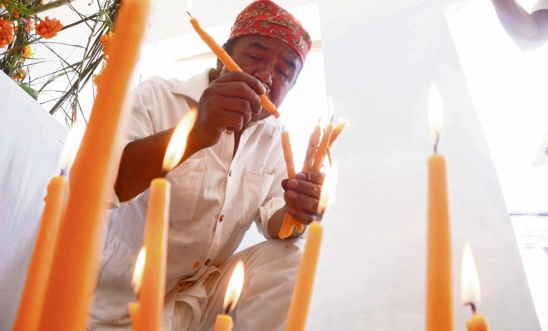 El ritual inicia con el encendido de 13 velas a las 12 del día del 27 de octubre; se pide permiso para que las ánimas puedan cruzar. Foto: Edwin Hernández / EL UNIVERSAL