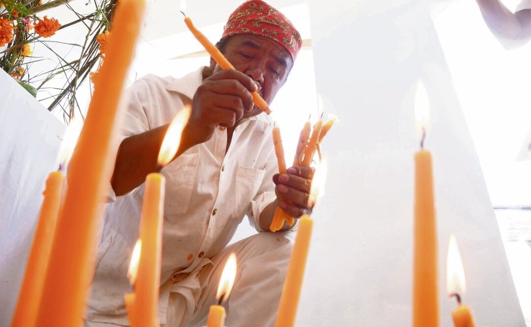 El ritual inicia con el encendido de 13 velas a las 12 del día del 27 de octubre; se pide permiso para que las ánimas puedan cruzar. Foto: Edwin Hernández / EL UNIVERSAL