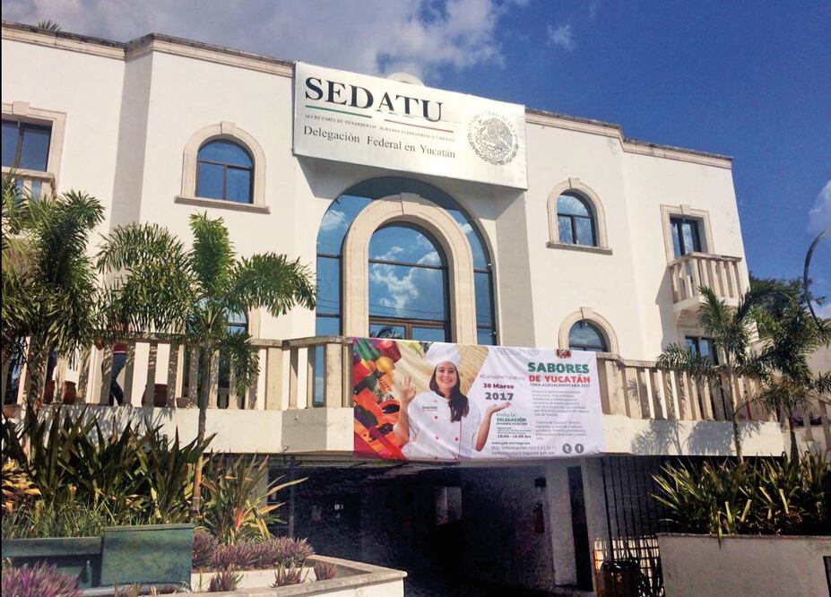 Como cortaron la luz en la Sedatu local, el inmueble prácticamente permaneció vacío el día de ayer, porque muy pocos empleados acudieron al lugar, puesto que no funcionaban los equipos para laborar (CUAUHTÉMOC MORENO. EL UNIVERSAL)