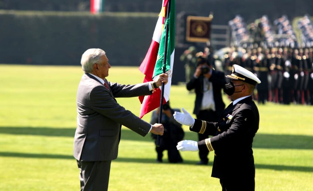 Durante la ceremonia del Día de la Bandera, el presidente Andrés Manuel López Obrador abanderó al Batallón de Policía Militar de Seguridad Exterior del Aeropuerto Internacional Felipe Ángeles. Foto: Carlos Mejía