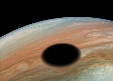 Un eclipse solar visto sobre Júpiter; NASA capta impresionantes imágenes