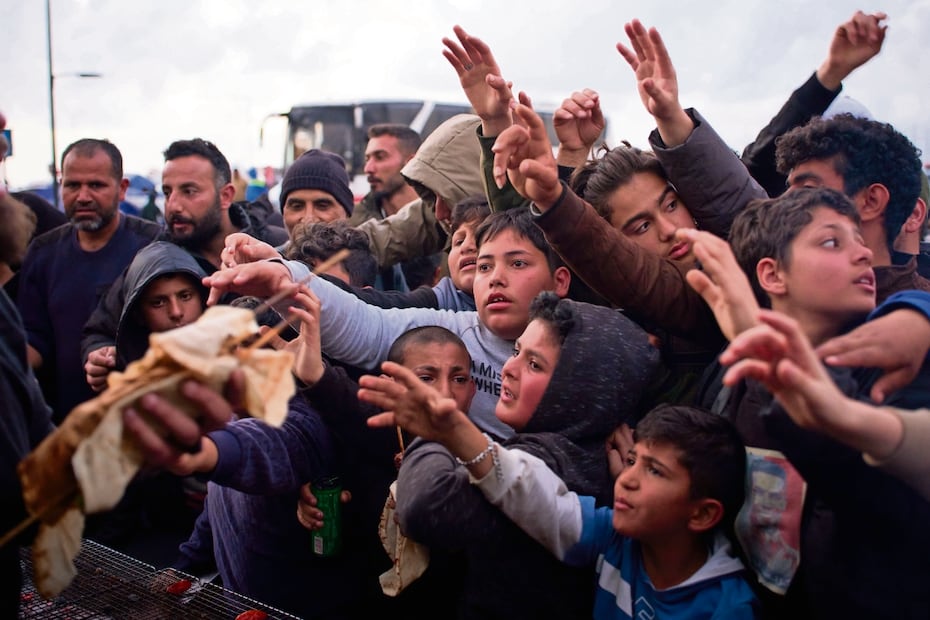 Niños desplazados por los bombardeos de Israel esperan a recibir comida donada, en Beirut, la capital libanesa. Foto: Emilio Morenatti / AP