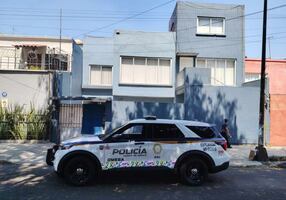Familiares de víctimas del multihomicidio en Azcapotzalco hacen guardia afuera del inmueble; esperan a que Fiscalía coloque sellos