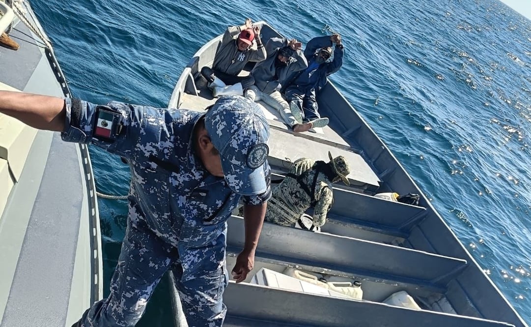 Semar asegura una embarcación con casi mil 200 litros de combustible en Puerto Vallarta. Foto: Especial