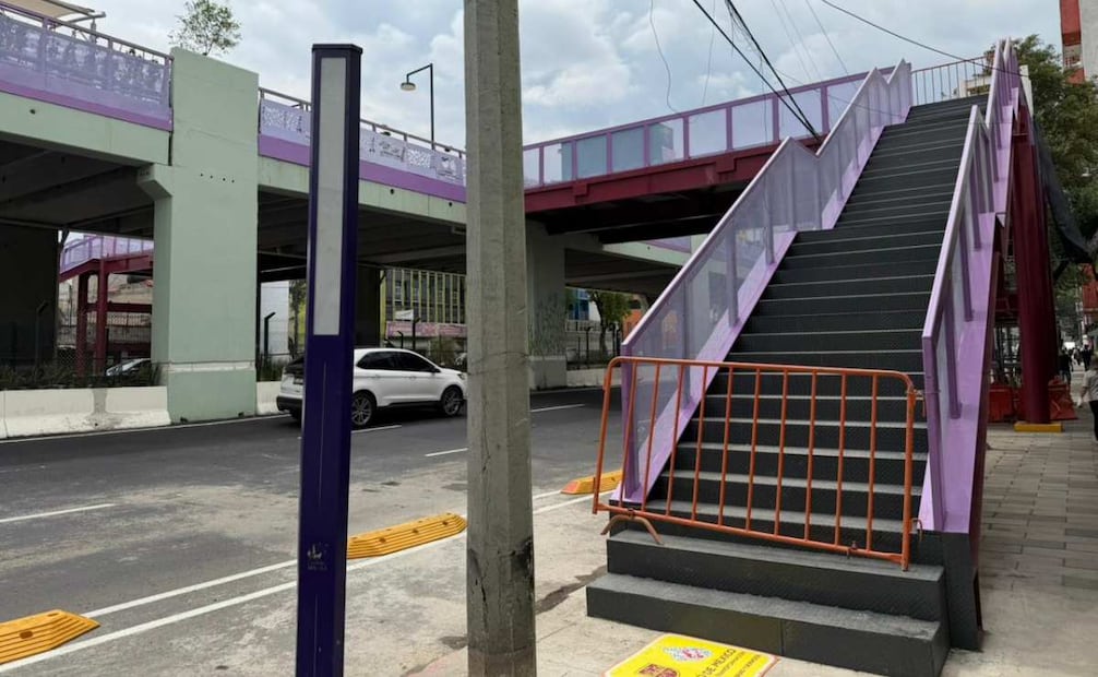 Al inicio de las escalares se colocaron vallas para impedir el acceso a la ciudadanía. Foto: Leonardo Lugo / EL UNIVERSAL