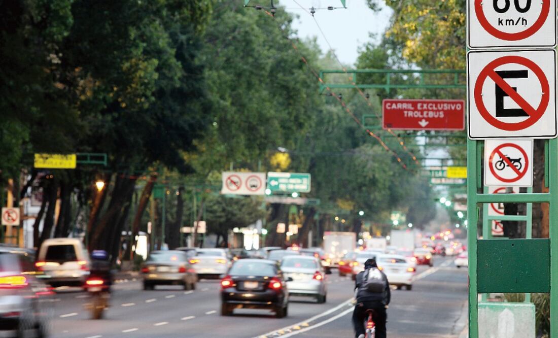 Entre las faltas que se observaron es que en el Eje Central la velocidad máxima que permite el nuevo Reglamento de Tránsito es de 50 kilómetros por hora, cuando los señalamientos marcan como límite 60 kilómetros por hora (VALENTE ROSAS. EL UNIVERSAL)