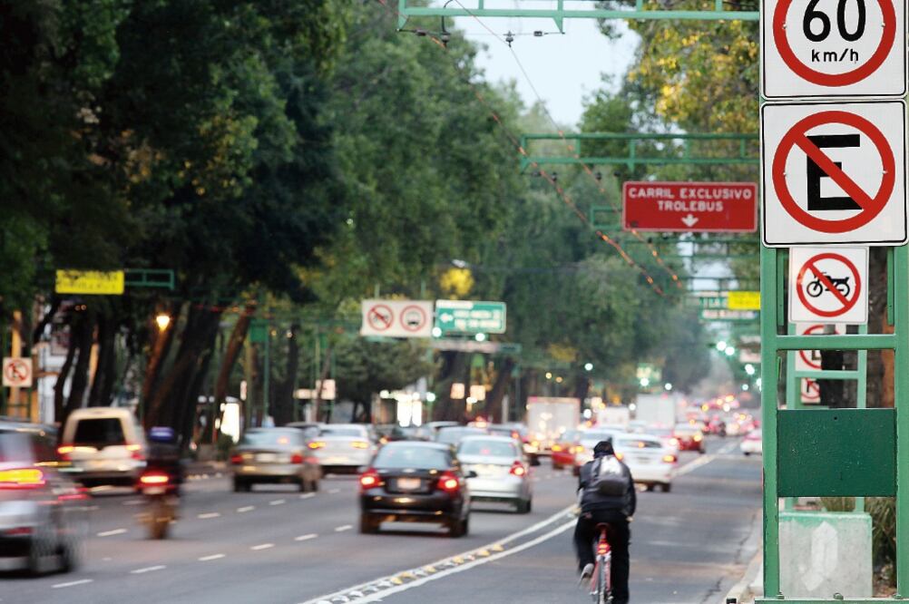 Entre las faltas que se observaron es que en el Eje Central la velocidad máxima que permite el nuevo Reglamento de Tránsito es de 50 kilómetros por hora, cuando los señalamientos marcan como límite 60 kilómetros por hora (VALENTE ROSAS. EL UNIVERSAL)