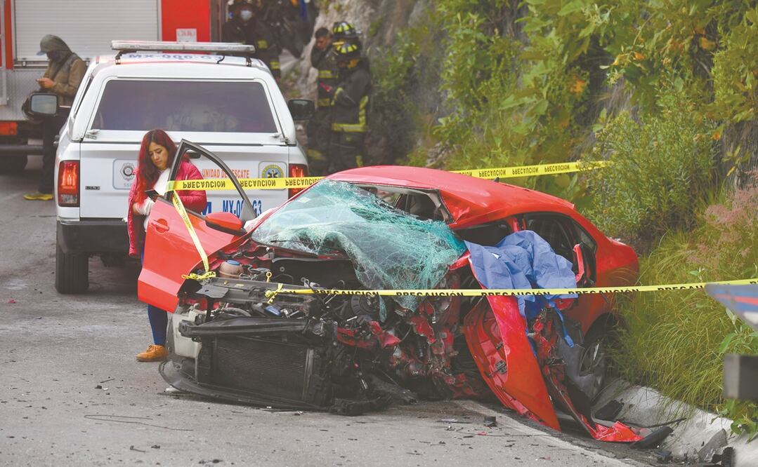 El cuerpo del conductor quedó atrapado en la cabina del auto. Foto: HUGO GARCÍA. EL UNIVERSAL