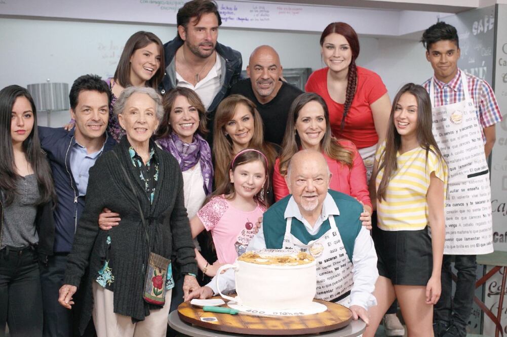 El elenco del programa partió el pastel para celebrar los primeros 400 capítulos del programa (AGUSTIN SALINAS. EL UNIVERSAL)