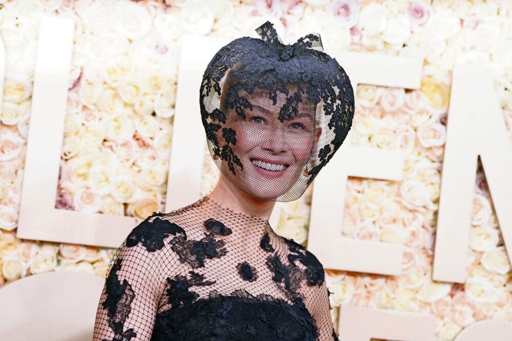 Este domingo Rosamund desfiló por la alfombra de los Globos de Oro. Foto: AP