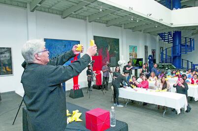 Sebastián comparte su obra con los niños de SaludArte