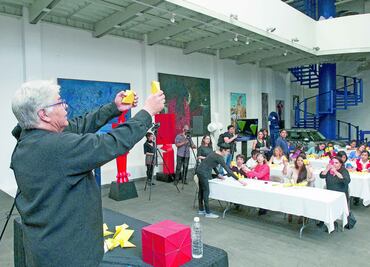 Sebastián comparte su obra con los niños de SaludArte