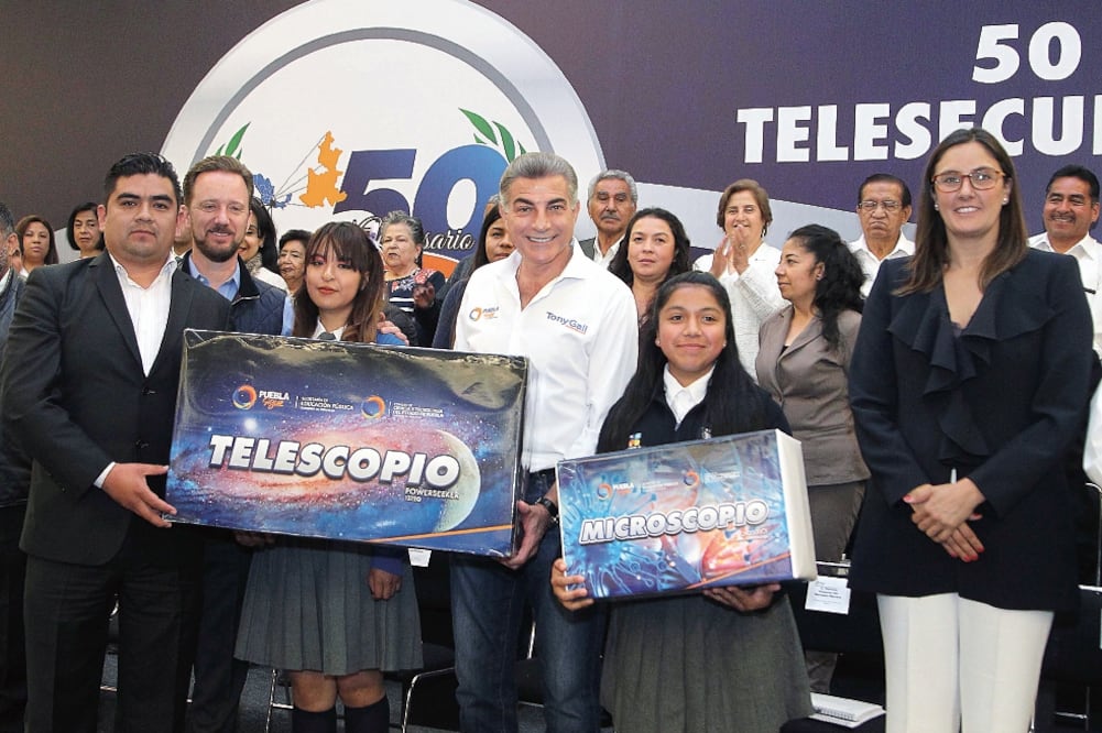 En el marco del 50 aniversario de las telesecundarias federales, el gobernado r Antonio Gali encabezó el reparto de microscopios, telescopios y tabletas.