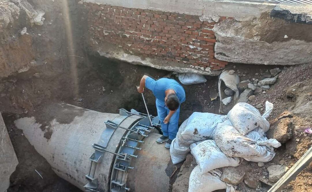 El área de la reparación cubierta con tierra y material pétreo, para posteriormente reponer la carpeta asfáltica dañada. Foto: Especial