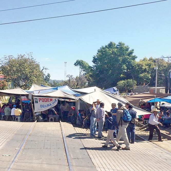 Grupos como el Frente Nacional de Lucha por el Socialismo (FNLS) y el Comité Ejecutivo Nacional Democrático (CEND) son los más renuentes a liberar las vías férreas. Foto: Charbell Lucio