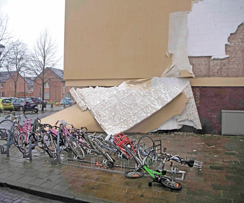 Con vientos de 130 km/h. La tormenta invernal Ciara hizo que varias fachadas de casas y edificios se desprendieran en Londres, además de anegar calles. EFE