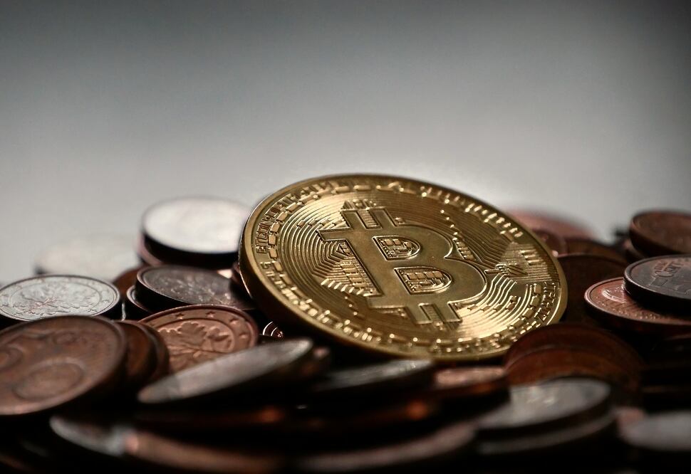 El precio del Bitcoin puede variar dependiendo de la oferta y la demanda que tenga. Al día de hoy pueden llegar a valer 16.35 millones. [Foto: Pixabay]
