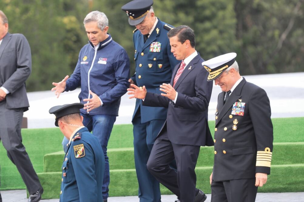 Mancera deja de lado la campaña y la corbata