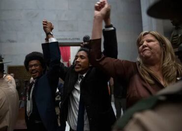 Expulsan a dos legisladores estatales en Tennessee que habían protestado contra armas